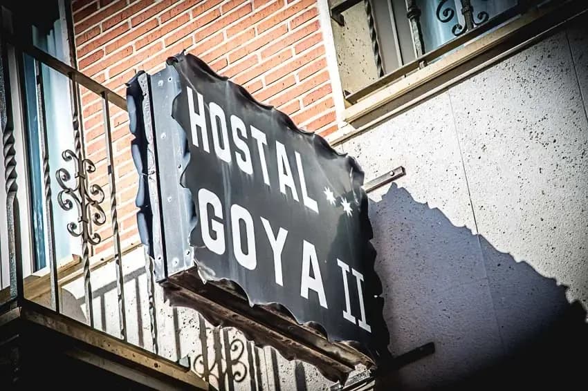 Letrero exterior del Hostal Goya II